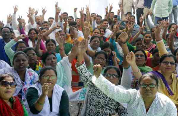 protest, protest of government employees,bahuuddeshiya swasthya karmchari sangh,bahuuddeshiya swasthya karmchari sangh protest,samvida sanyukt sangrash manch,protest of samvida sanyukt sangrash manch,aaganwadi karykarta,protest of aaganwadi karyakarta,employees protest,employees protest in bhopal,bhopal news,mp news in hindi,mp government,workers against mp governmentprotest, protest of government employees,bahuuddeshiya swasthya karmchari sangh,bahuuddeshiya swasthya karmchari sangh protest,samvida sanyukt sangrash manch,protest of samvida sanyukt sangrash manch,aaganwadi karykarta,protest of aaganwadi karyakarta,employees protest,employees protest in bhopal,bhopal news,mp news in hindi,mp government,workers against mp government