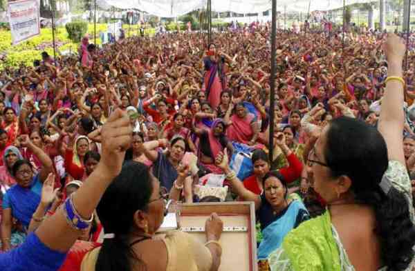 protest, protest of government employees,bahuuddeshiya swasthya karmchari sangh,bahuuddeshiya swasthya karmchari sangh protest,samvida sanyukt sangrash manch,protest of samvida sanyukt sangrash manch,aaganwadi karykarta,protest of aaganwadi karyakarta,employees protest,employees protest in bhopal,bhopal news,mp news in hindi,mp government,workers against mp government