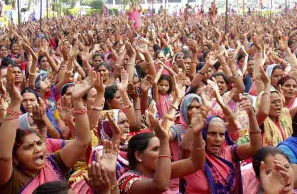 protest, protest of government employees,bahuuddeshiya swasthya karmchari sangh,bahuuddeshiya swasthya karmchari sangh protest,samvida sanyukt sangrash manch,protest of samvida sanyukt sangrash manch,aaganwadi karykarta,protest of aaganwadi karyakarta,employees protest,employees protest in bhopal,bhopal news,mp news in hindi,mp government,workers against mp government