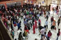 त्योहार पर अपनों से मिलने का इंतजार