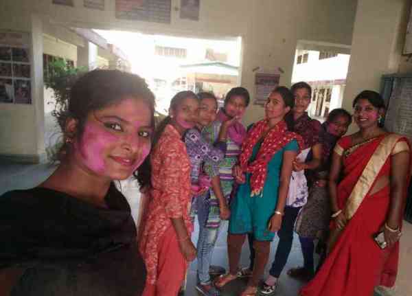 कॉलेज परिसर में प्राध्यापकों ने भी खिंचाई सेल्फी