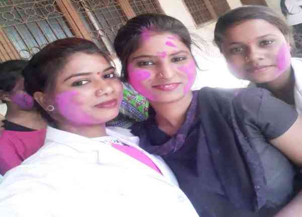 छात्राओं ने इस तरह ली सेल्फी