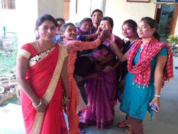 प्राचार्य के चेहरे पर कलर लगातीं छात्राएं