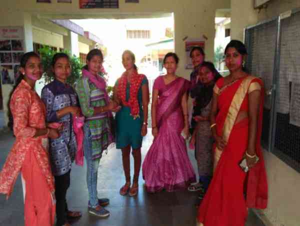 सभी के चेहरे पर कलर लगने के बाद मुस्कुराते हुए खिंचाई फोटो