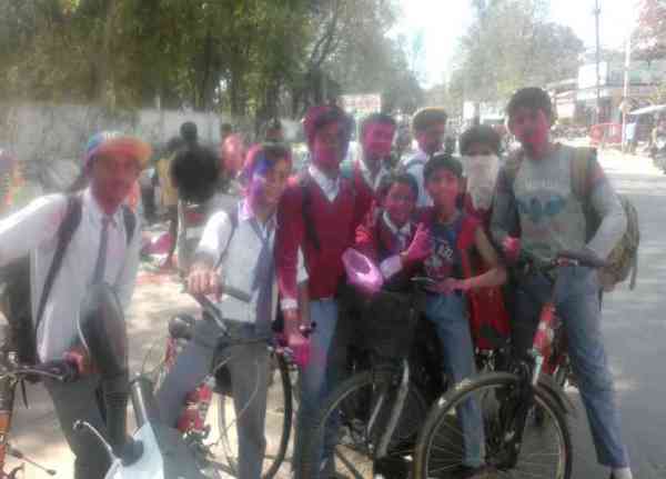स्कूल में छुट्टी होते ही छात्रों ने भी जमकर खेली होली
