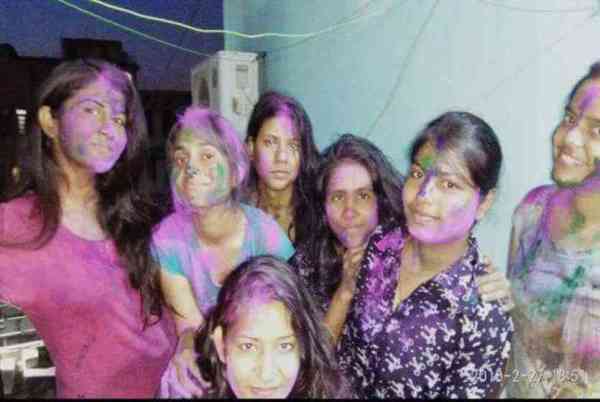 कॉलेज की छात्राएं रंग लगाने के बाद दिखीं इस अंदाज में