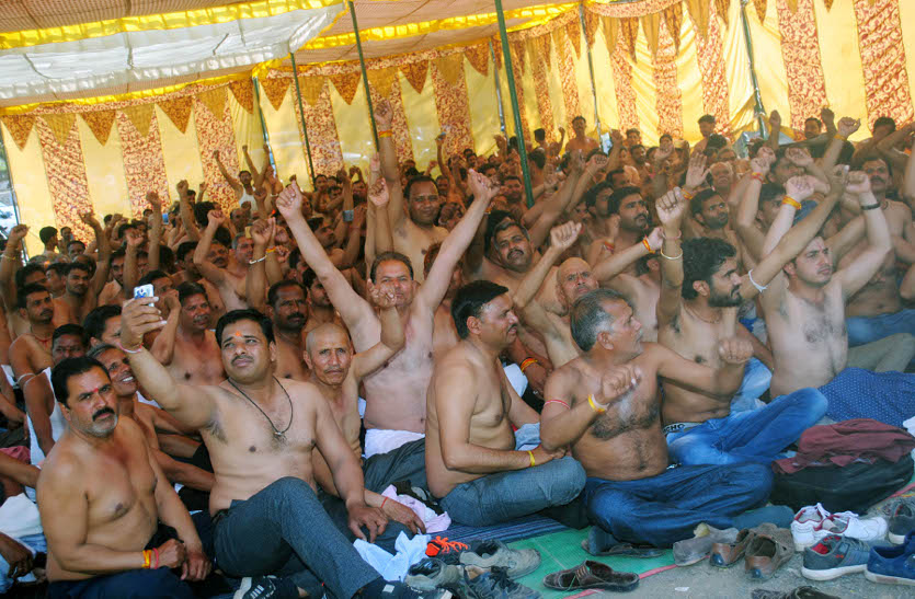 कर्मचारियों ने किया अर्द्धनग्न प्रदर्शन,भगवान गणेश से मांगी सरकार के लिए
सद्बुद्धि: Video
