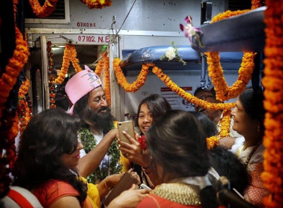 Photo: आध्यात्मिक गुरु श्री श्री रविशंकर ने चलती ट्रेन में युवक और युवती की कराई
शादी, हर तरफ हो रही चर्चा