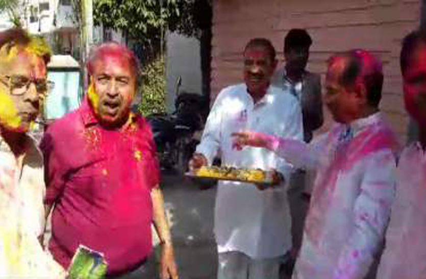 VIDEO : उपमुख्य सचेतक व सुमेरपुर विधायक राठौड़ ने शहरवासियों संग मनाई होली, दी बधाईयां…
