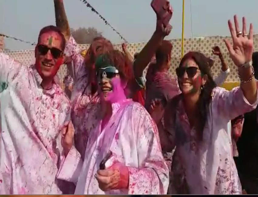 ताजमहल के साये में विदेशी मेहमानों की होली, देखें वीडियो
