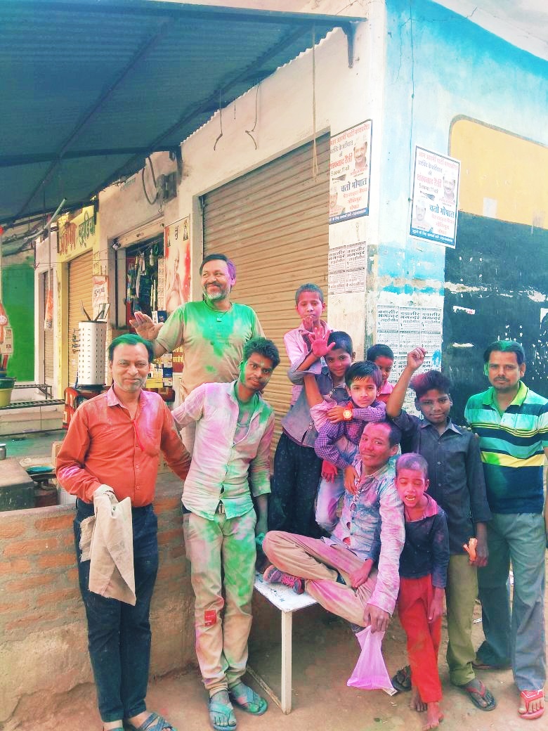 In the color of Holi, sing one song, Bundeli