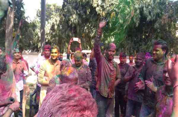 पुलिस अधिकारियों ने खेली होली, लगाये ठुमके