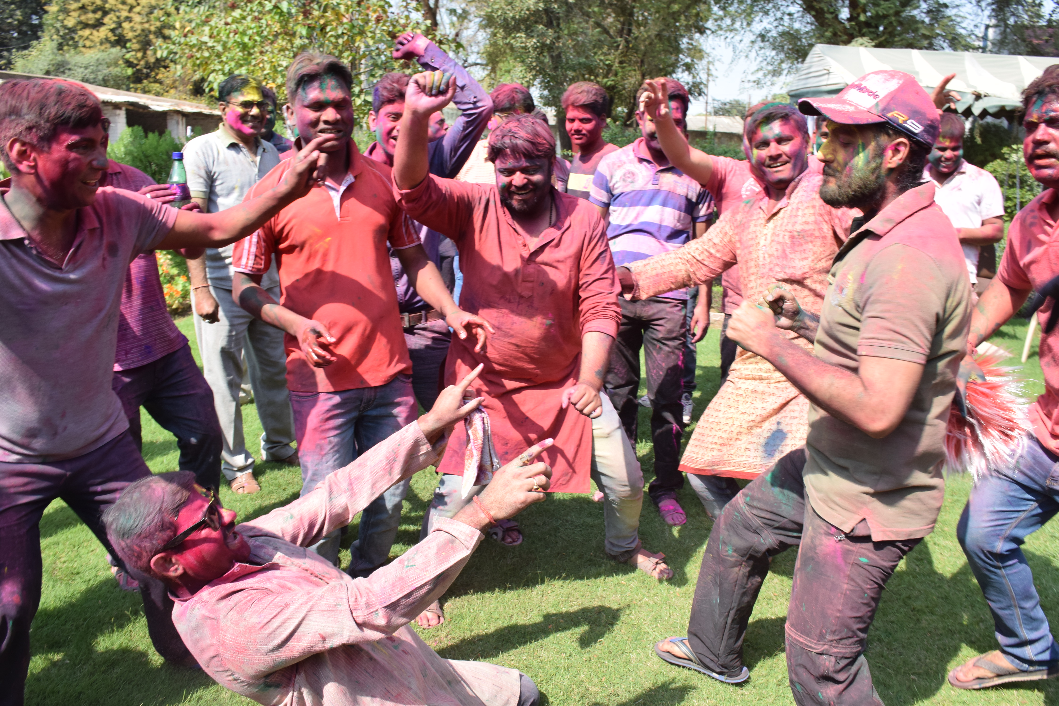 Holi 2018: SP Home holi celebration in Satna Holi latest news