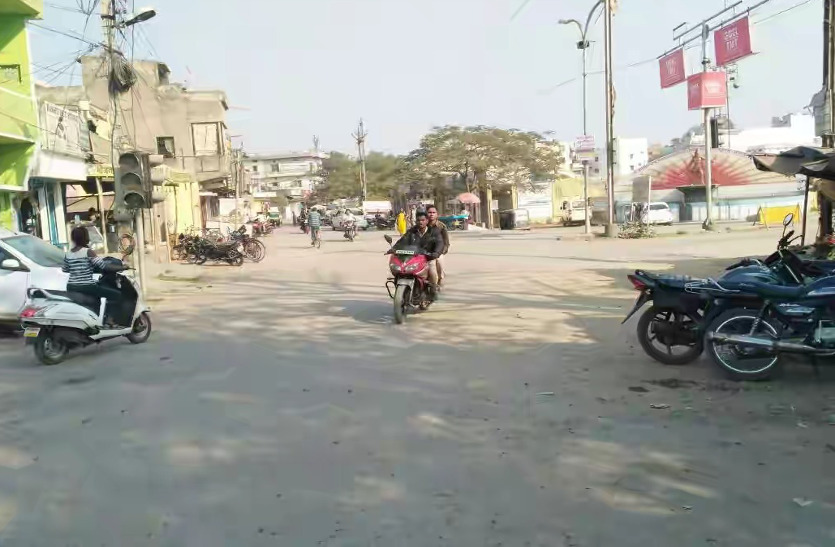ठहरिए, मोड़ है खतरनाक और संकेतक भी नहीं, इस मार्ग पर चलने से पहले हों जाएं सावधान...