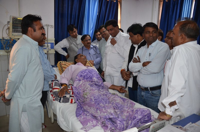 ICU, Chittorgarh, Chittorgarh news, Chittorgarh Hindi news, Chittorgarh local news, ICU in hospitals, chittorgarh samachar, chittorgarh news in hindi, UDH Minister kriplani in chittorgarh, Shrichand Kripalani-UDH Minister, UDH Minister rajasthan, health minister, kalicharna saraf, medical & health news, medical & health ministry, medical and health department, Medical and Health Department staff, Minister and BJP workers break the rule entered in ICU