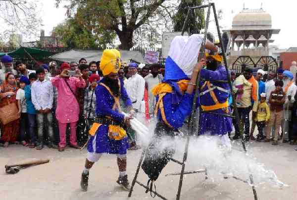 nagar keertan mein gataka paartee ne dikhae hairatangej karatab...dekh