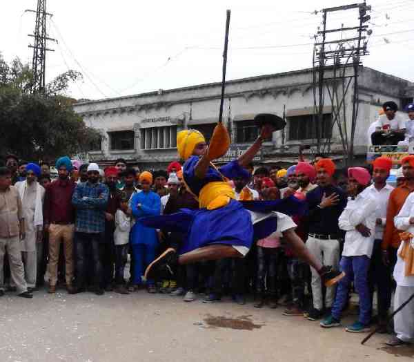 nagar keertan mein gataka paartee ne dikhae hairatangej karatab...dekh