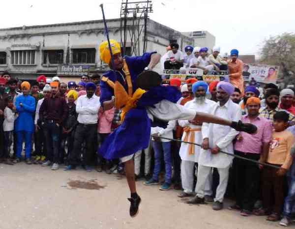 nagar keertan mein gataka paartee ne dikhae hairatangej karatab...dekh