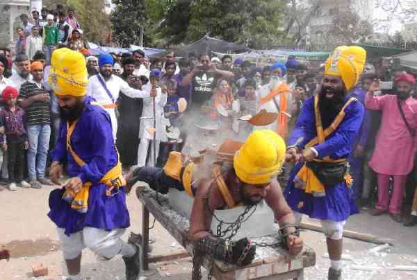 nagar keertan mein gataka paartee ne dikhae hairatangej karatab...dekh