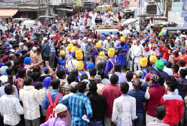 nagar keertan mein gataka paartee ne dikhae hairatangej karatab...dekh
