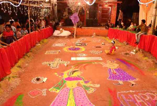 rangon ka ullaas, chhaee rahee mastee... dekhie tasveeren