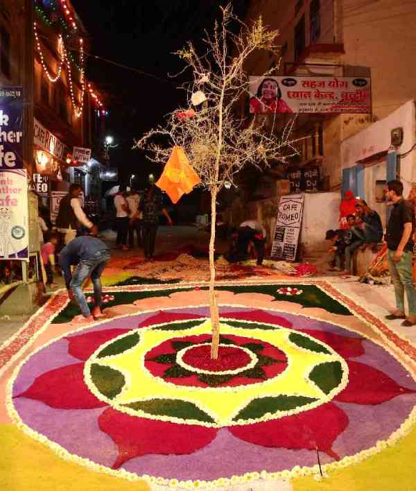 rangon ka ullaas, chhaee rahee mastee... dekhie tasveeren