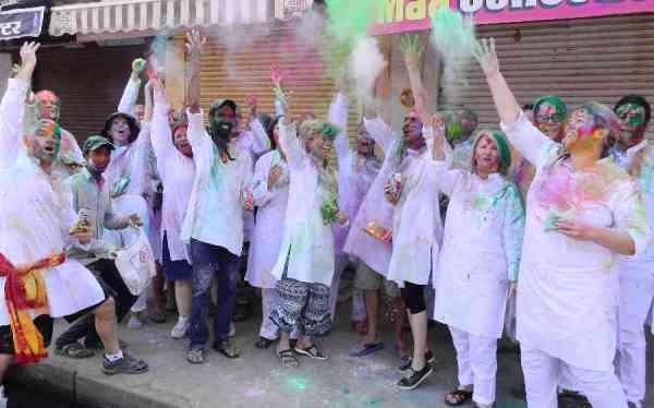 rangon ka ullaas, chhaee rahee mastee... dekhie tasveeren