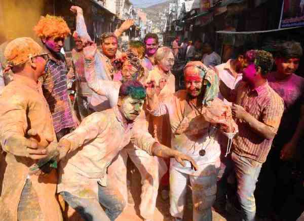 rangon ka ullaas, chhaee rahee mastee... dekhie tasveeren