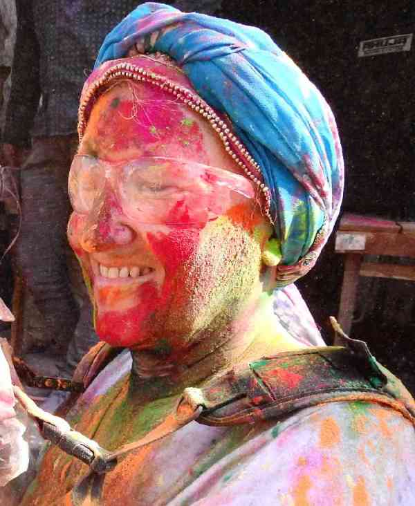 rangon ka ullaas, chhaee rahee mastee... dekhie tasveeren