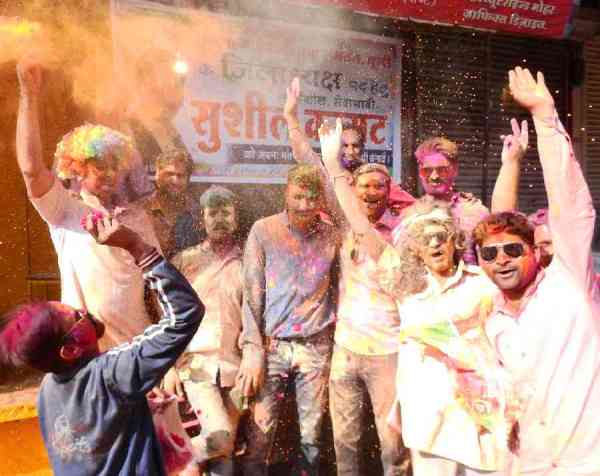 rangon ka ullaas, chhaee rahee mastee... dekhie tasveeren