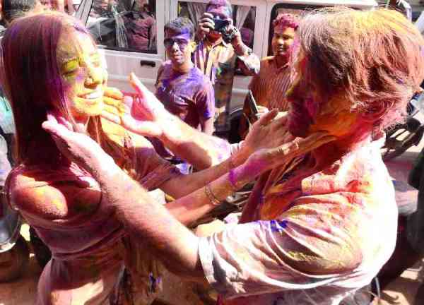 rangon ka ullaas, chhaee rahee mastee... dekhie tasveeren