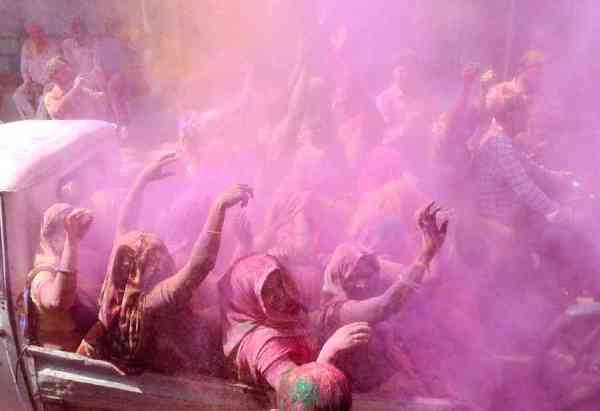 rangon ka ullaas, chhaee rahee mastee... dekhie tasveeren