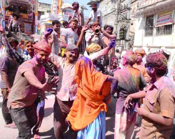 rangon ka ullaas, chhaee rahee mastee... dekhie tasveeren