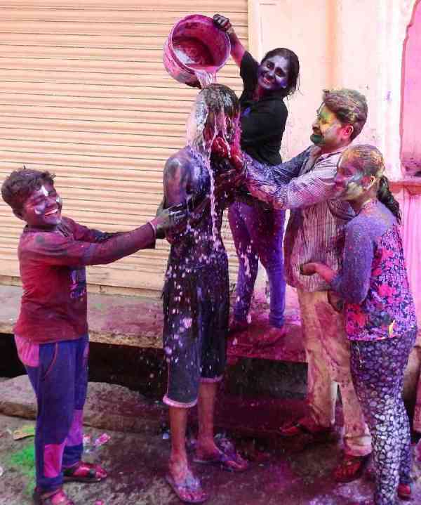 rangon ka ullaas, chhaee rahee mastee... dekhie tasveeren