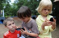 kids playing with smartphone