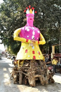 होलिका में जलकर महिला की मौत, परिजनों ने कहा सुसाइड, गांववाले मामले को मान रहे संदिग्ध