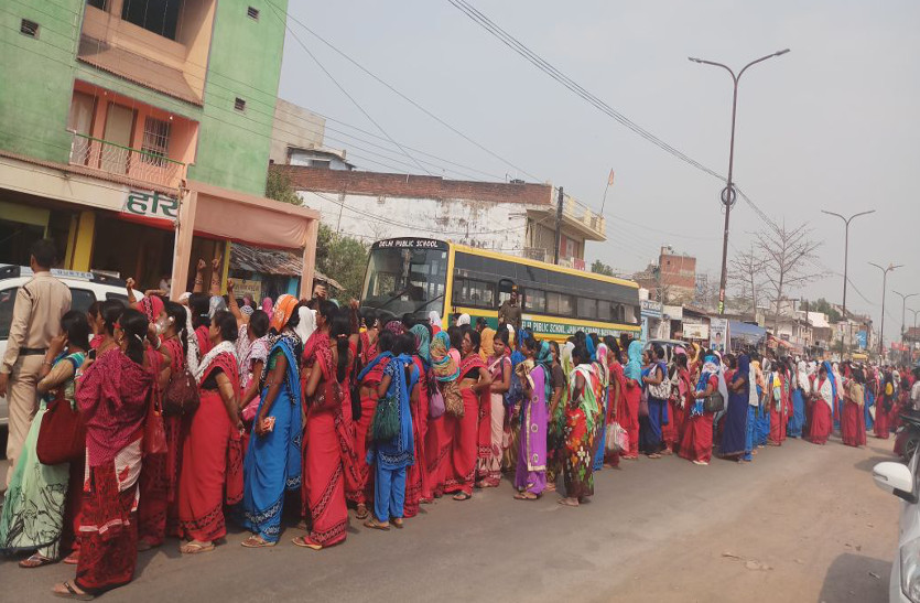 आंगनबाड़ी कार्यकर्ताओं ने सरकार के खिलाफ खोला मोर्चा, कहा- कार्यकर्ताओं का पेट है खाली और सरकार 14 योजनाओं की करा रही मॉनिटरिंग