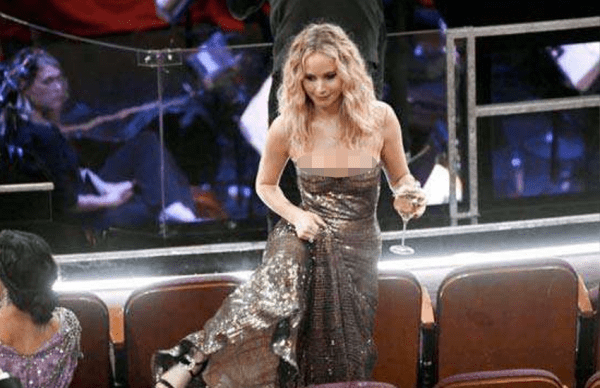 ऑस्कर समारोह में वाइन का गिलास लेकर पहुंची जेनिफर लॉरेंस