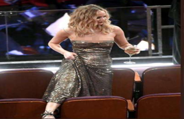 ऑस्कर समारोह में वाइन का गिलास लेकर पहुंची जेनिफर लॉरेंस