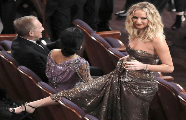 ऑस्कर समारोह में वाइन का गिलास लेकर पहुंची जेनिफर लॉरेंस