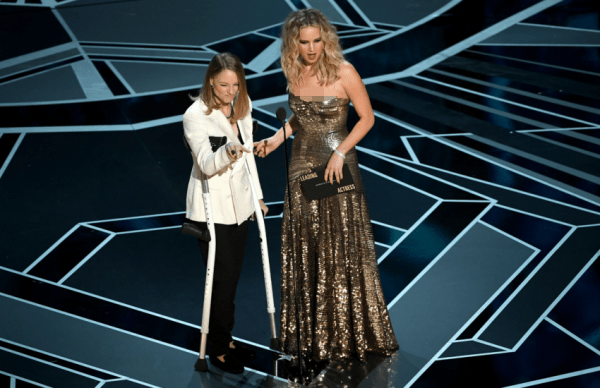 ऑस्कर समारोह में वाइन का गिलास लेकर पहुंची जेनिफर लॉरेंस