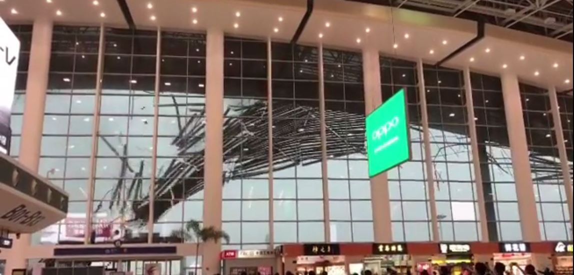 video : चली ये कैसी हवा, जो उड़ा ले गई अपने साथ एयरपोर्ट का पैनल, देखें…