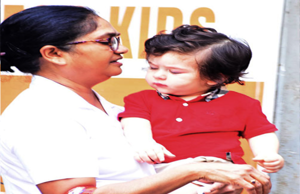 नैनी की गोद में तैमूर, लगता है मूड ठीक नहीं है..