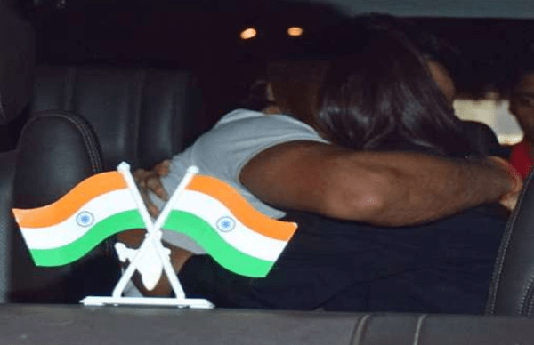 पत्नी अनुष्का को लेने एयरपोर्ट पहुंचे विराट, इस अंदाज में लगाया गले