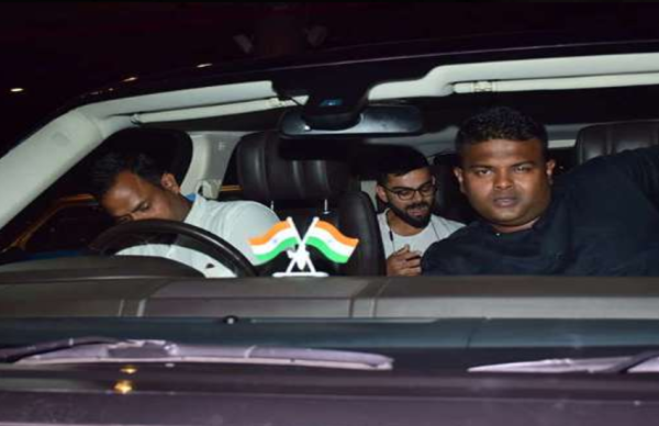 पत्नी अनुष्का को लेने एयरपोर्ट पहुंचे विराट, इस अंदाज में लगाया गले