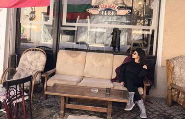 बुल्गारिया में बर्फ के पहाड़ और विंटर लुक में खूबसूरत मौनी रॉय