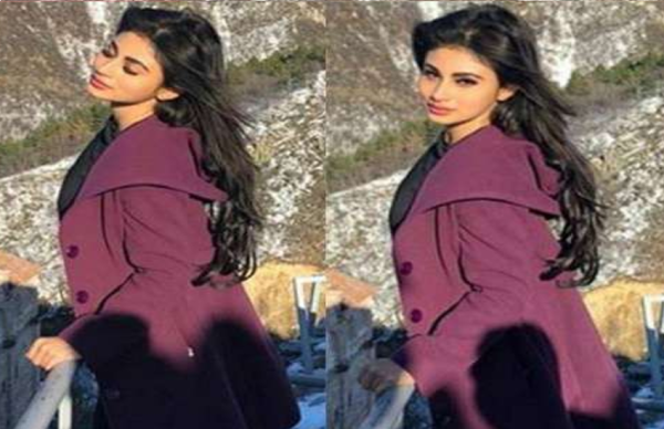 बुल्गारिया में बर्फ के पहाड़ और विंटर लुक में खूबसूरत मौनी रॉय