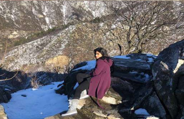 बुल्गारिया में बर्फ के पहाड़ और विंटर लुक में खूबसूरत मौनी रॉय