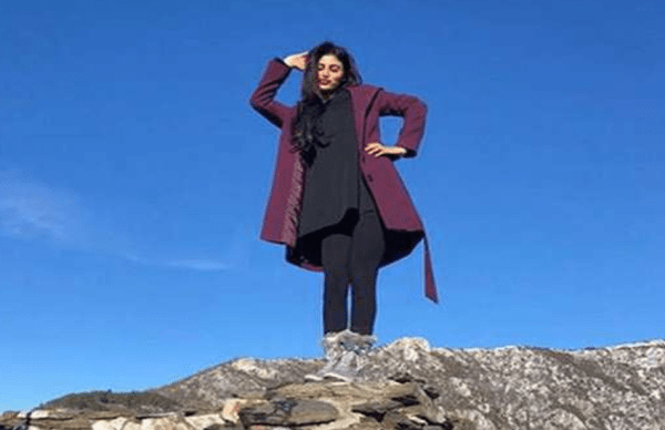 बुल्गारिया में बर्फ के पहाड़ और विंटर लुक में खूबसूरत मौनी रॉय