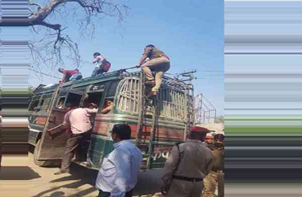 ट्रैफिक सीओ राकेश नायक ने बस की छत पर चढ़ कर सवारी करने वालों को पकड़ा